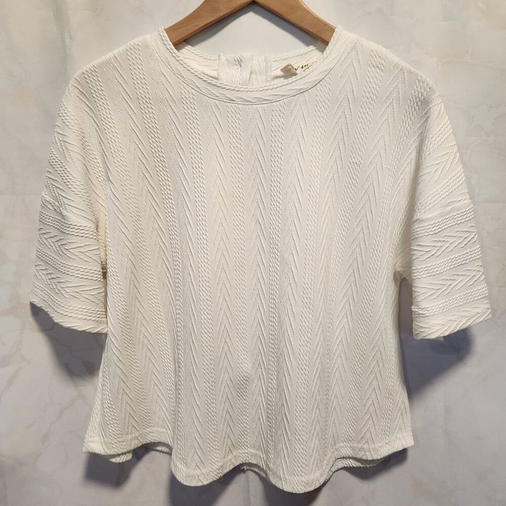 Button-Back Casual Blouse Women's‎ S White Short Sleeve Raised Texture Crew Neck